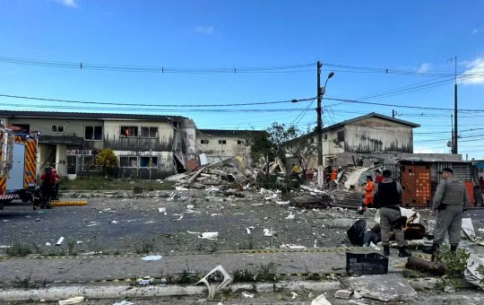 Prédio desaba após botijão de gás explodir em Maceió