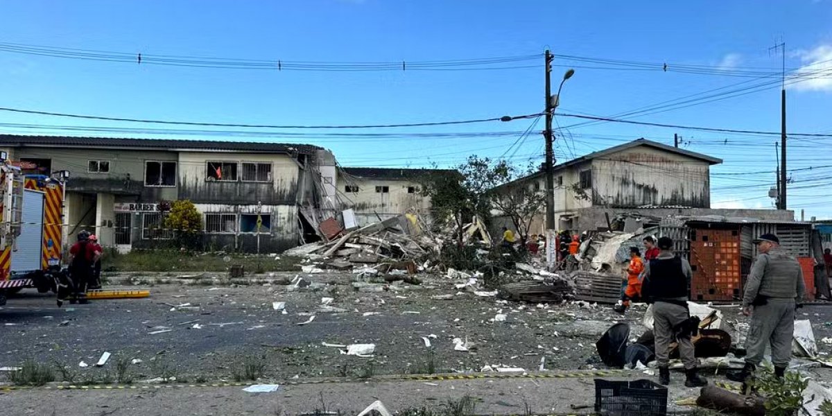 Prédio desaba após botijão de gás explodir em Maceió