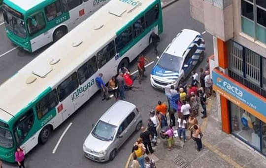 Motociclista é atropelado por ônibus após cair da moto no Comércio