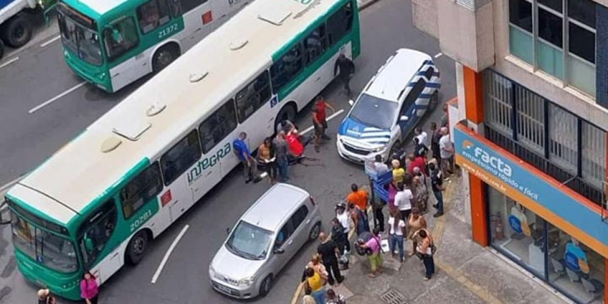 Motociclista é atropelado por ônibus após cair da moto no Comércio