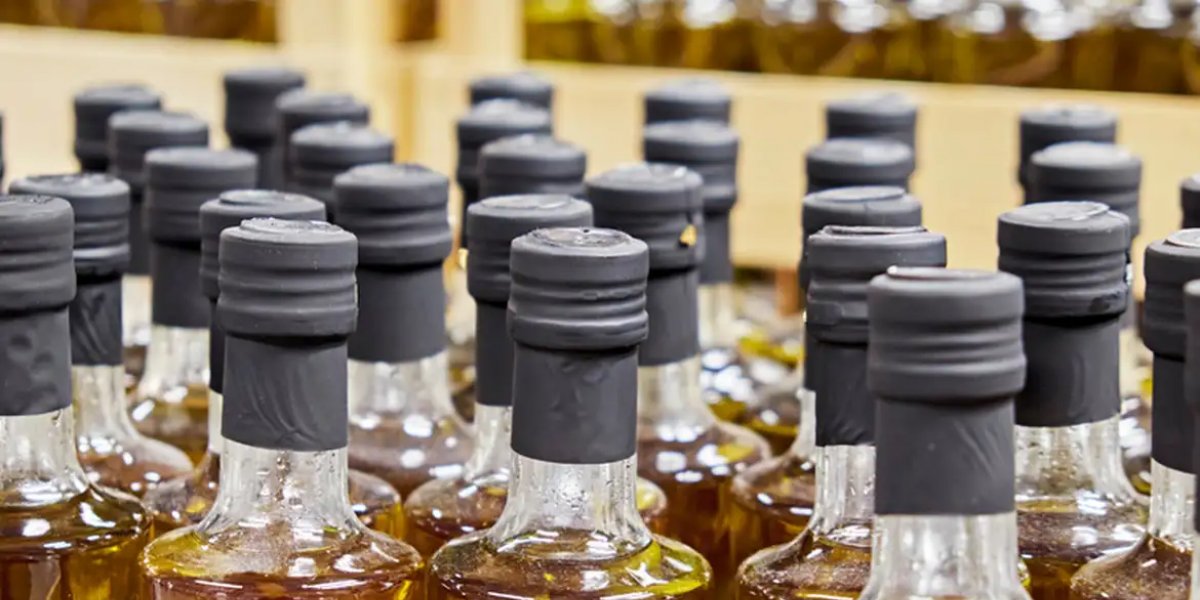 Polícia Civil fecha fábrica clandestina de azeite na Zona Oeste do Rio