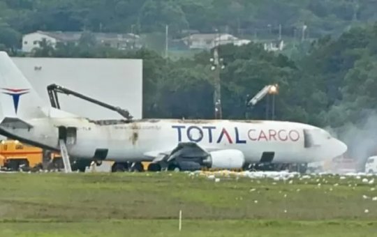 Avião faz pouso de emergência no Aeroporto de Guarulhos após pegar fogo