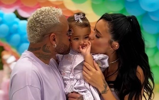 Neymar e Bruna Biancardi chegam na festa de 1 ano da filha Mavie