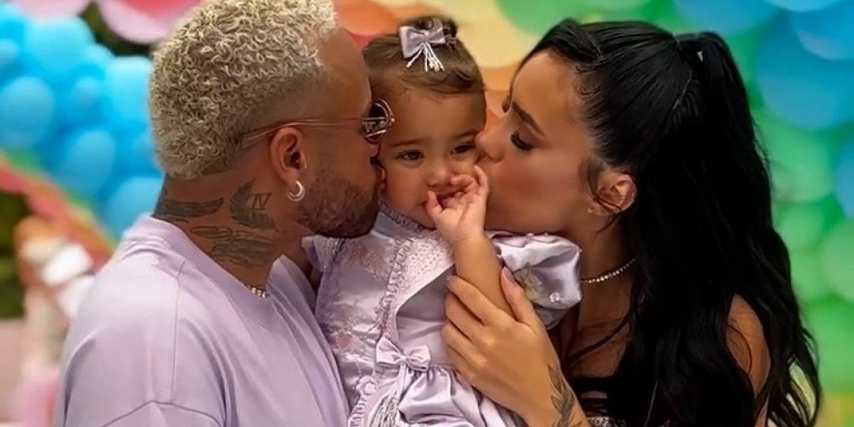 Neymar e Bruna Biancardi chegam na festa de 1 ano da filha Mavie