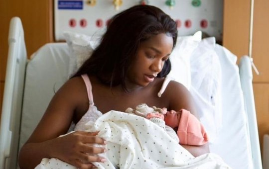 Iza publica primeira foto com a filha