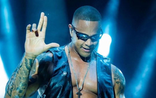 Léo Santana estreia no Afropunk com show repleto de representatividade