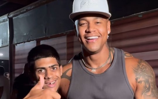 Léo Santana conhece fã autista que saiu do Espírito Santo para encontrá-lo