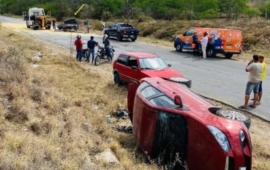Cinco pessoas ficam feridas após colisão de veículos na BA-120