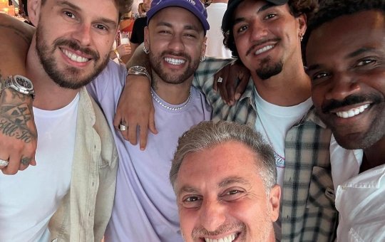 A Diretoria: Neymar faz reunião com grupo de amigos famosos
