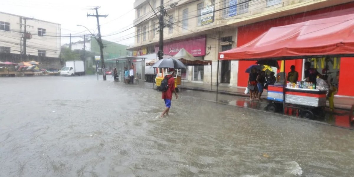 Chuva causa impactos na mobilidade de Salvador nesta segunda-feira (11)