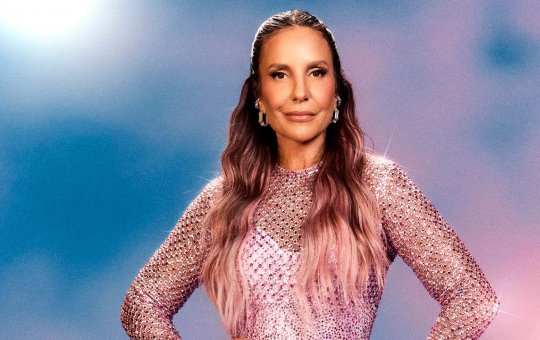 Ivete Sangalo surpreende vendedora ambulante durante micareta em Aracaju