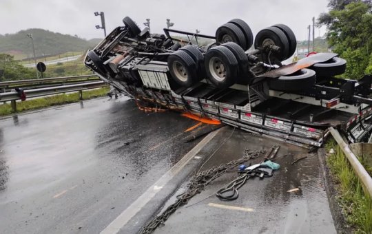 Caminhão tomba na Via Parafuso em Camaçari