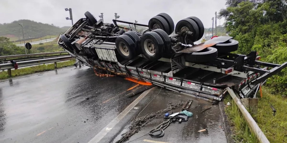 Caminhão tomba na Via Parafuso em Camaçari