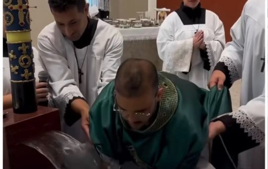 Padre mergulha bebê em batismo e momento viraliza