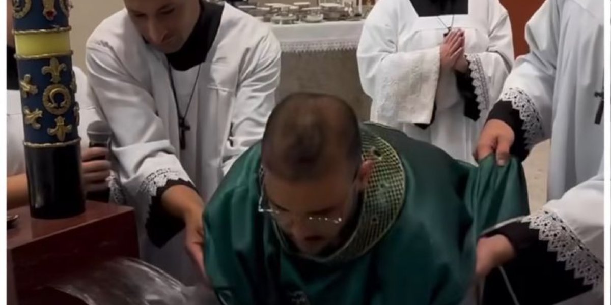 Padre mergulha bebê em batismo e momento viraliza