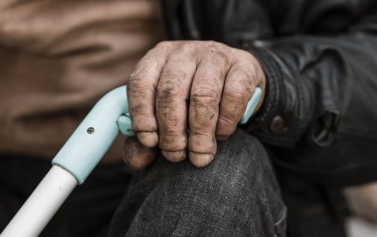 Acidentes domésticos: cuidados essenciais para prevenir quedas entre Idosos