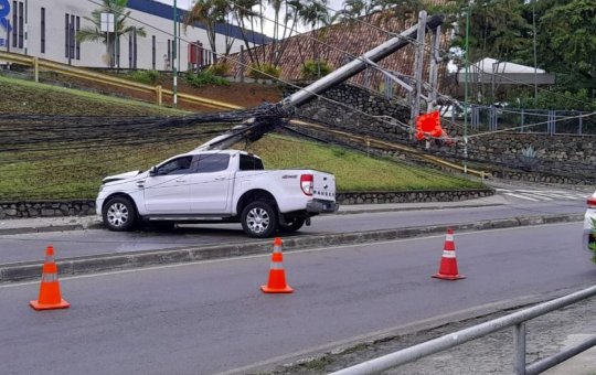 Carro derruba dois postes na Avenida São Rafael, em Salvador