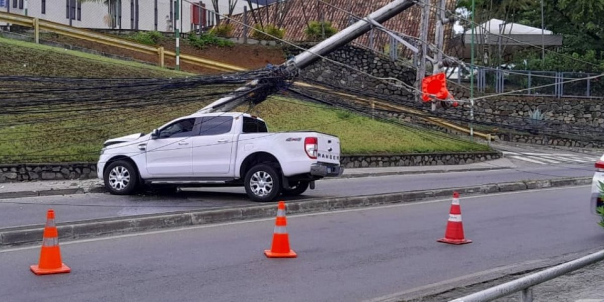 Carro derruba dois postes na Avenida São Rafael, em Salvador