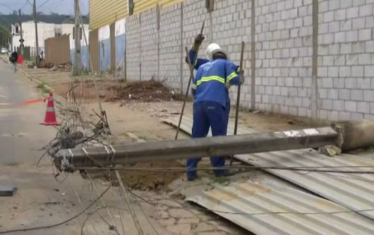 Motorista de carreta-baú perde controle da direção e derruba cinco postes na Bahia
