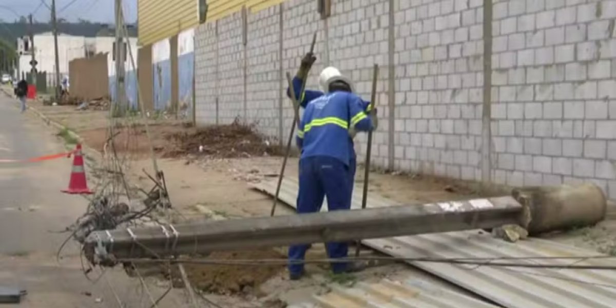 Motorista de carreta-baú perde controle da direção e derruba cinco postes na Bahia