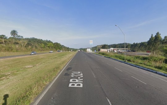 Dois veículos pegam fogo após acidente na BR-324