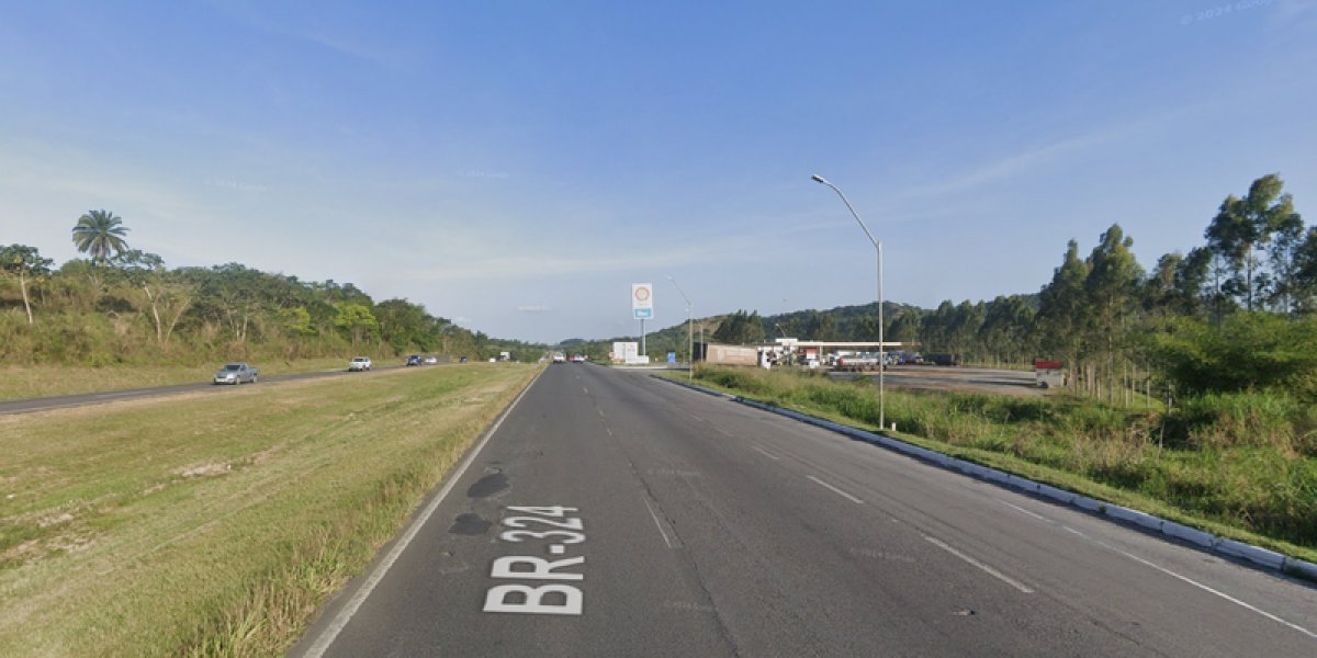 Dois veículos pegam fogo após acidente na BR-324