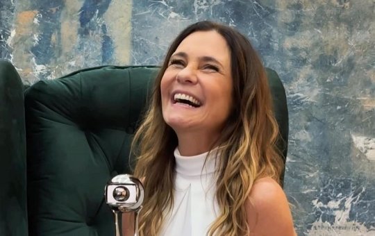 "Pretendo dar uma parada", afirma Adriana Esteves sobre atuar em novelas