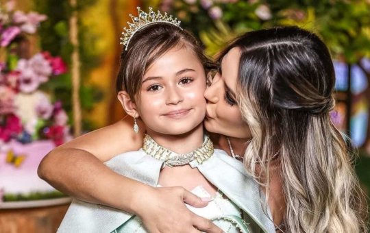 Filha de Deolane Bezerra corta a própria franja e fica de castigo