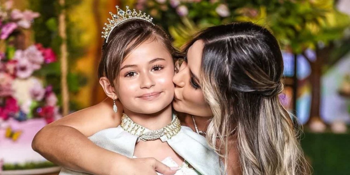 Filha de Deolane Bezerra corta a própria franja e fica de castigo