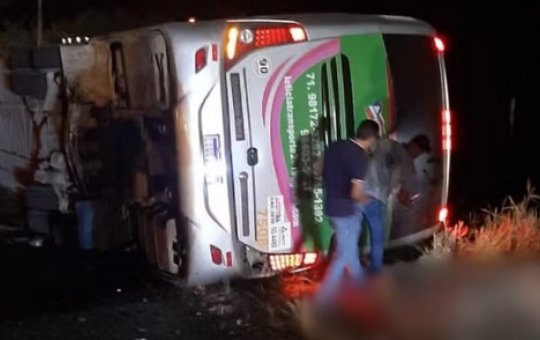 Ônibus sem licença tomba na BR-110 e deixa vítimas fatais