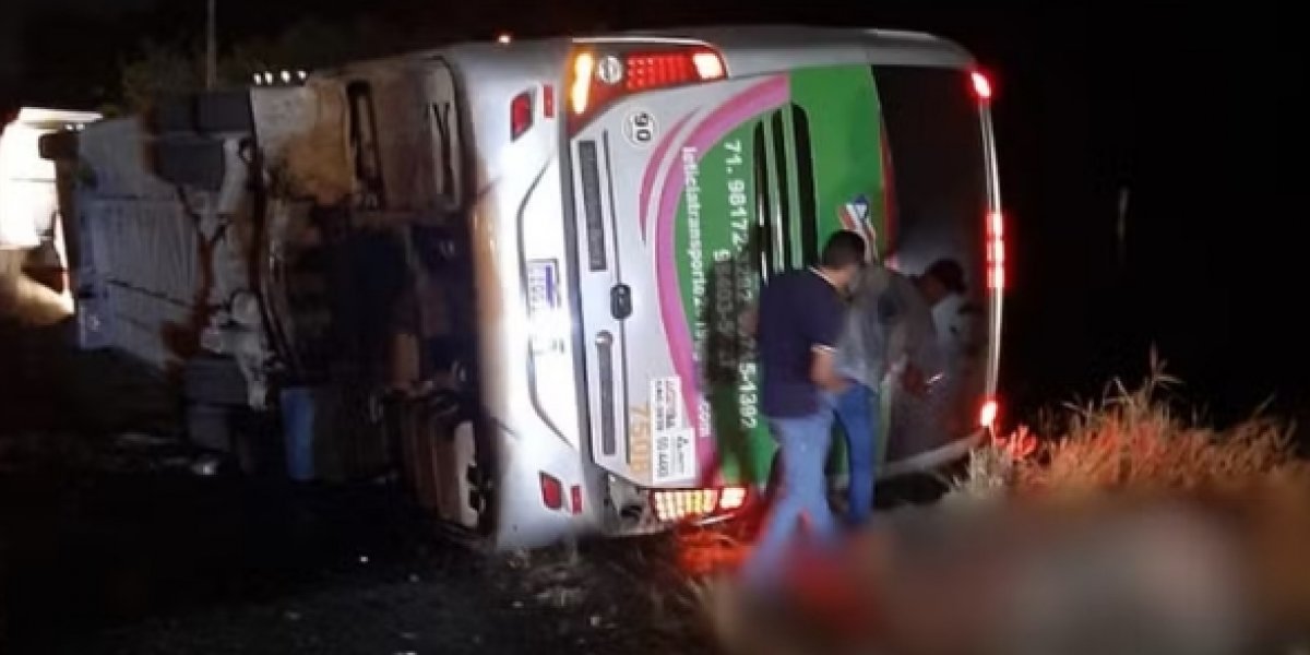 Ônibus sem licença tomba na BR-110 e deixa vítimas fatais