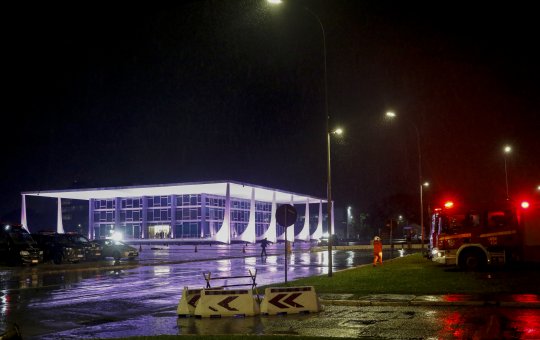 Sede do STF fica interditada após ser alvo de ataques com bombas nesta quarta-feira (13)