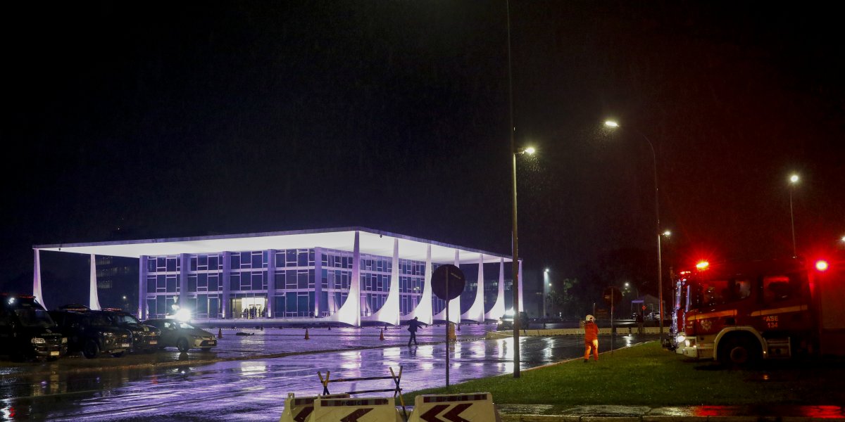 Sede do STF fica interditada após ser alvo de ataques com bombas nesta quarta-feira (13)