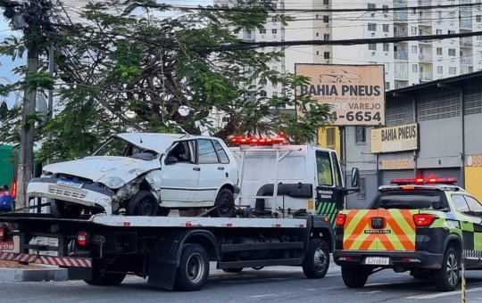 Carro capota após tentar desviar de buraco na Avenida Dorival Caymmi