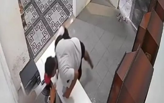 Homem assalta funerária e funcionário faz oração para tentar impedir ação