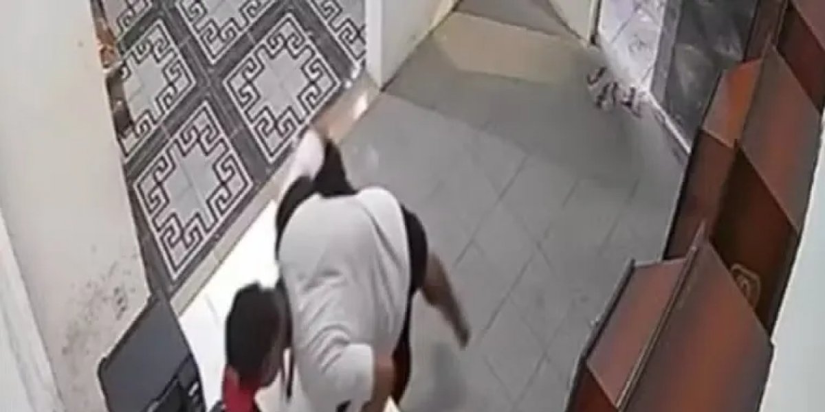 Homem assalta funerária e funcionário faz oração para tentar impedir ação