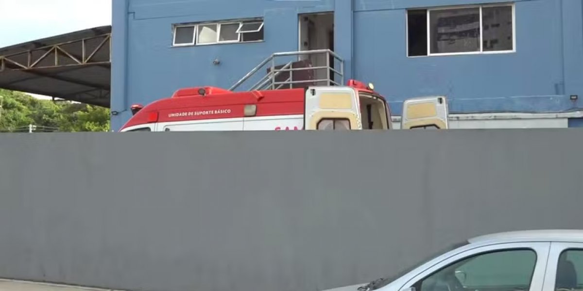 Suspeito de assalto é atacado por dois pitbulls ao tentar invadir empresa em Salvador