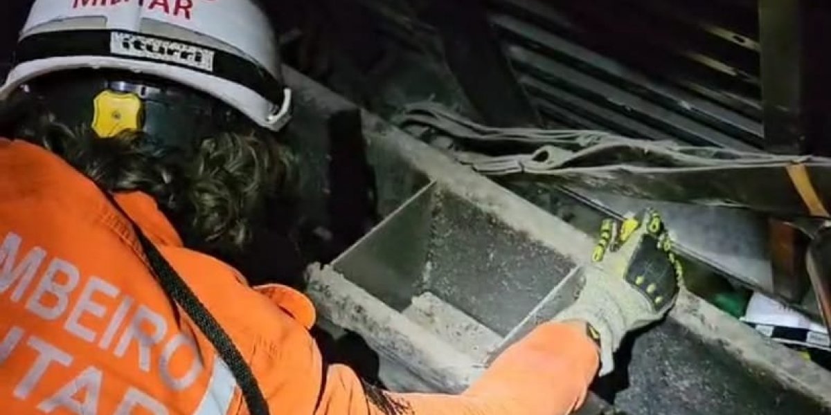 Bombeiros retiram dois corpos após queda de elevador no Horto Florestal