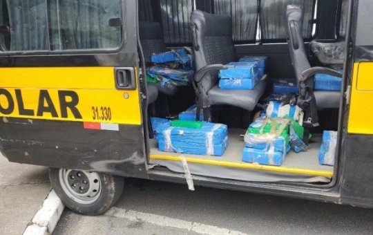 Homem é preso suspeito de transportar mais de 300 kg de maconha em van escolar