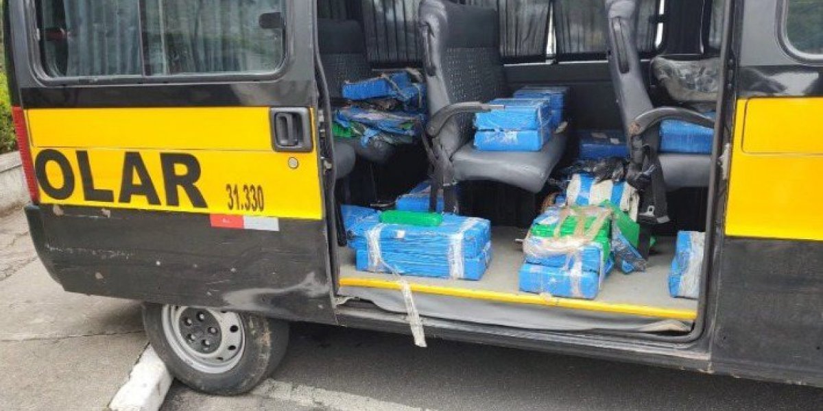 Homem é preso suspeito de transportar mais de 300 kg de maconha em van escolar