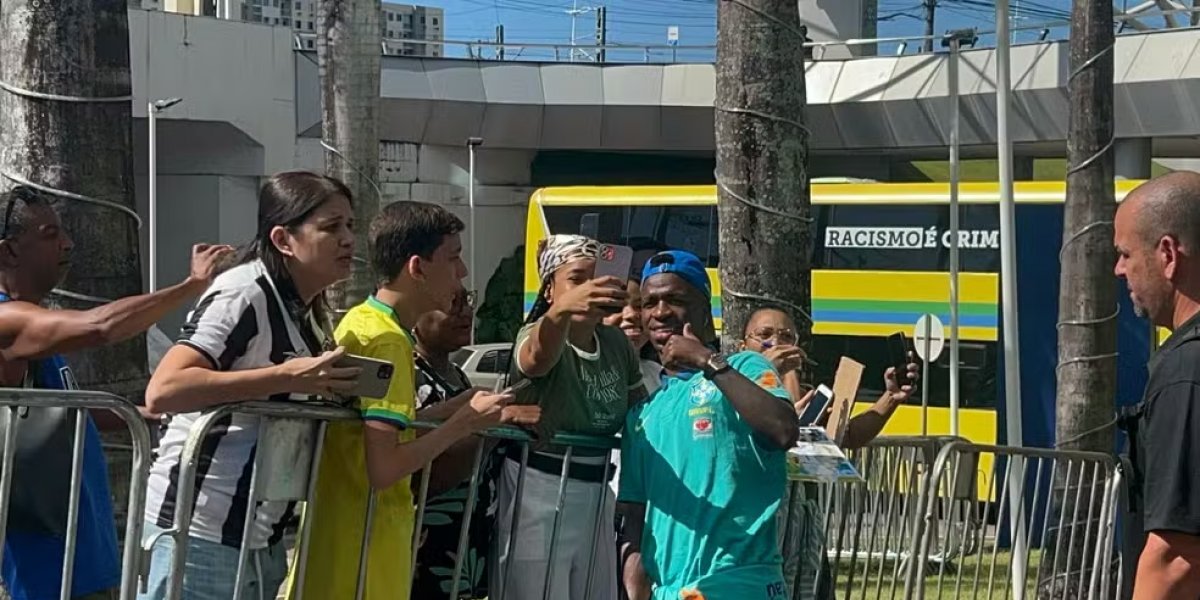 Jovem fã chora ao conhecer Vinicius Jr durante chegada da Seleção Brasileira a Salvador