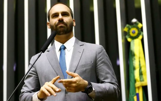 Eduardo Bolsonaro repudia associação entre homem-bomba e seu pai, Jair Bolsonaro
