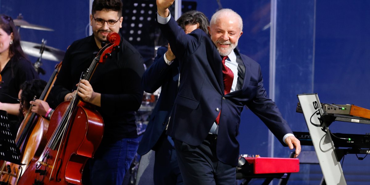 Carro da comitiva de Lula é roubado no Rio de Janeiro