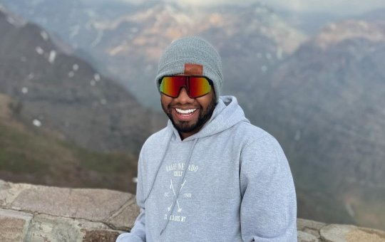 Influenciadora desmascara Davi Brito após vídeo de "neve" em viagem ao Chile