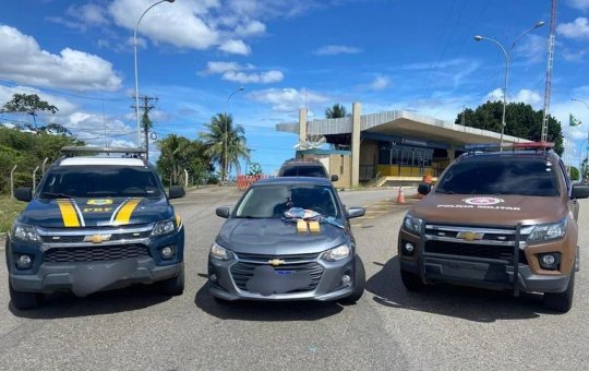 Homem é preso em flagrante suspeito de portar drogas dentro de porta-malas