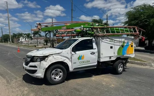 Caminhonete da Coelba com dois funcionários se envolve em acidente na BA-120