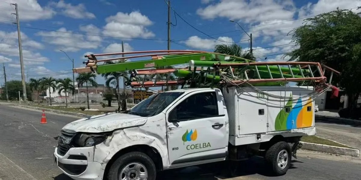 Caminhonete da Coelba com dois funcionários se envolve em acidente na BA-120