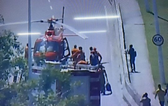 Motorista é resgatado de helicóptero após acidente na Avenida Paralela