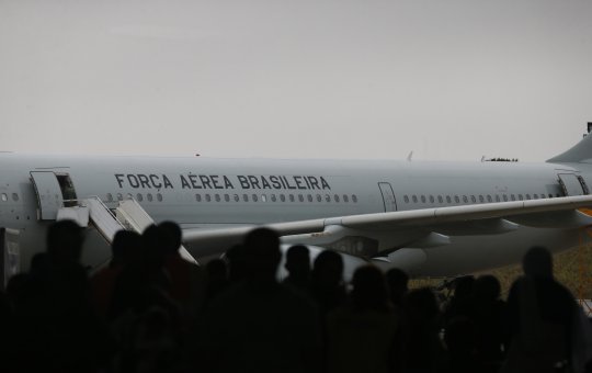 Mais de 200 brasileiros são retirados do Líbano em voo que chega no Brasil nesta quarta-feira (20)