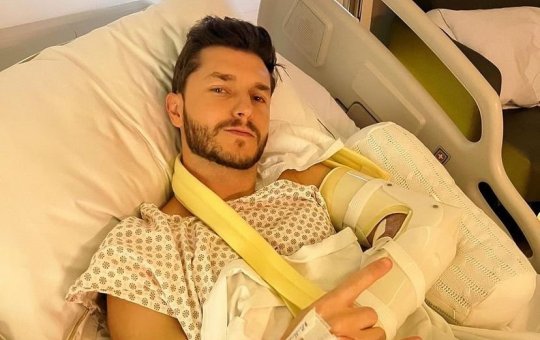 Ator Klebber Toledo posta foto hospitalizado e preocupa fãs